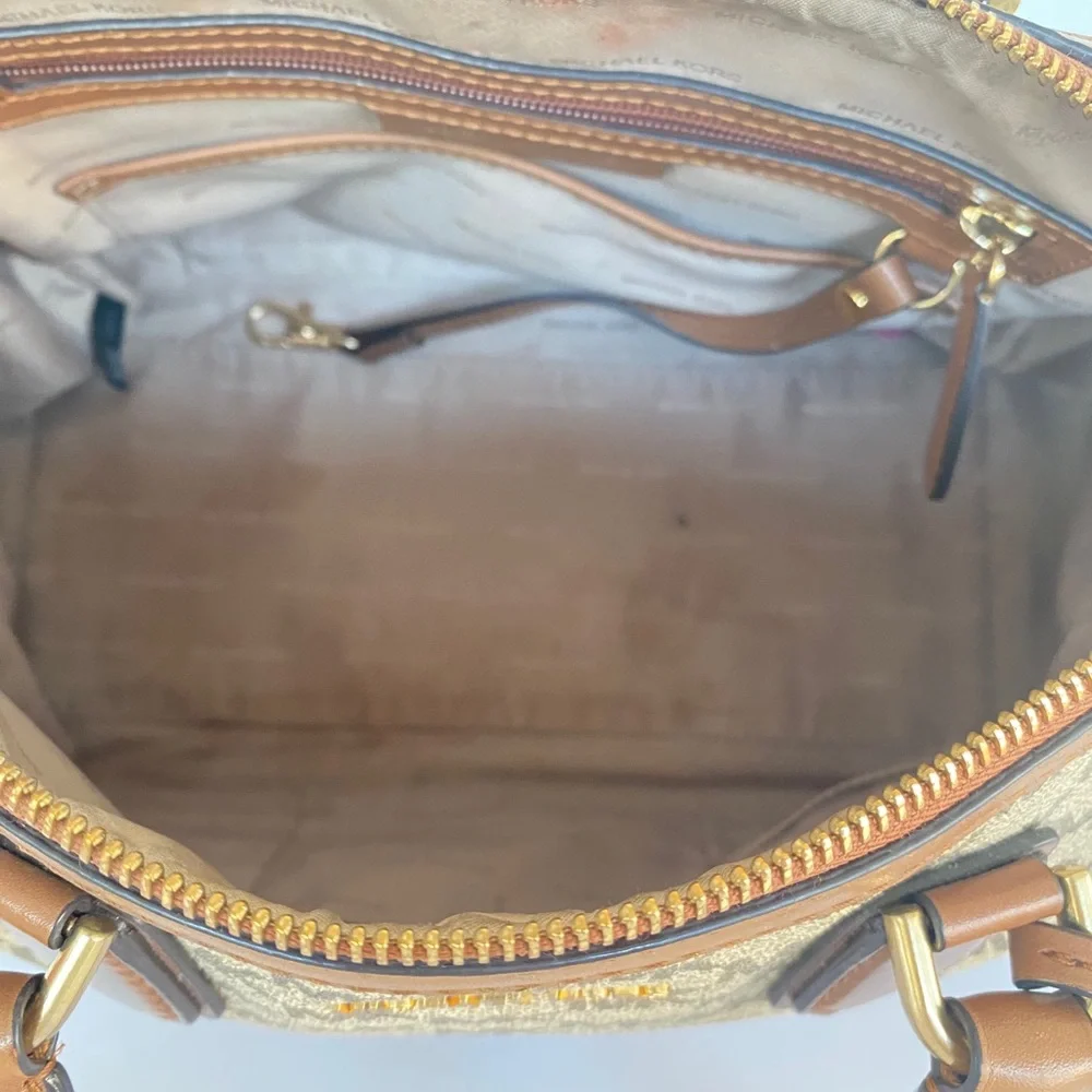 Michael Kors Handbag 🤎 - Picture 8 of 9